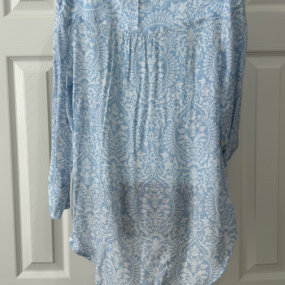 Fred David floral V NeckBlouse Top with 3 Button front pull over. - Picture 3 of 8